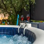 Adorable With Private Garden And Bubble Bath Nyaraló