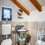 Adorable With Private Garden And Bubble Bath Nyaraló *
