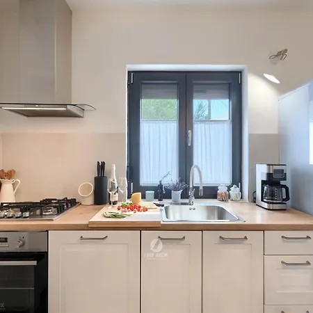 Adorable With Private Garden And Bubble Bath * بولا