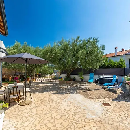 Adorable With Private Garden And Bubble Bath بيت للعطل *