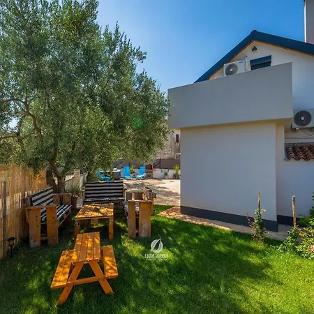 Adorable With Private Garden And Bubble Bath