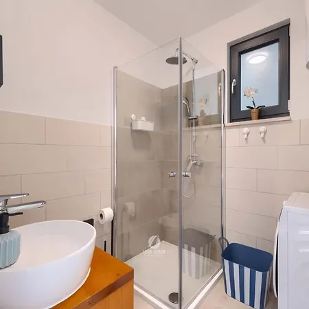 Adorable With Private Garden And Bubble Bath