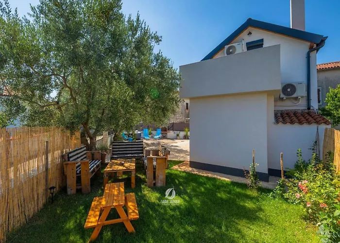 Adorable With Private Garden And Bubble Bath