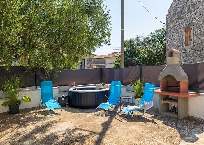 Adorable With Private Garden And Bubble Bath * פולה