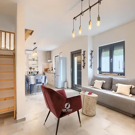 Adorable With Private Garden And Bubble Bath Casa vacanze Pola