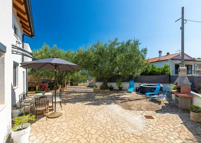 Adorable With Private Garden And Bubble Bath Nyaraló *