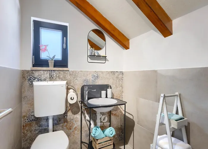 Adorable With Private Garden And Bubble Bath Nyaraló *