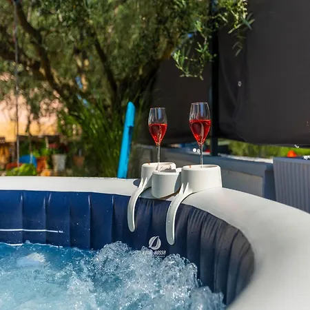 Adorable With Private Garden And Bubble Bath Hébergement de vacances